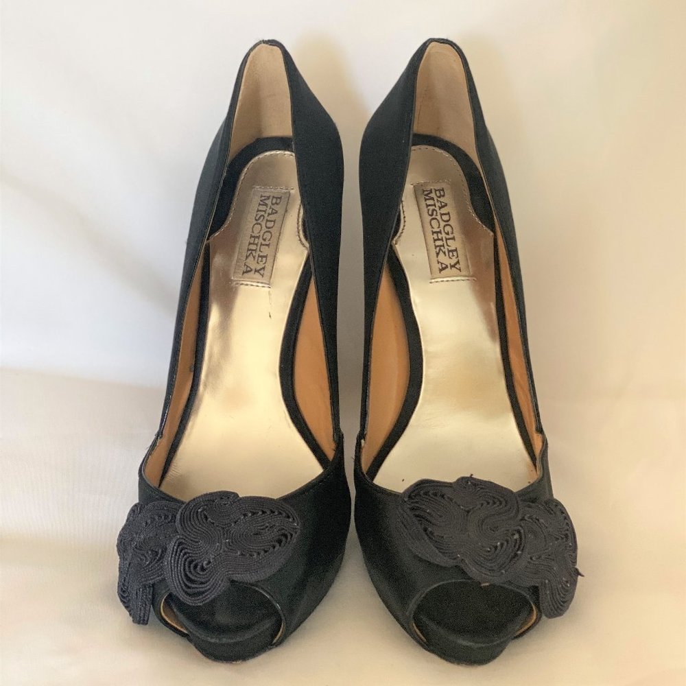 BADGLEY MISCHKA peep toe pump with applique detail